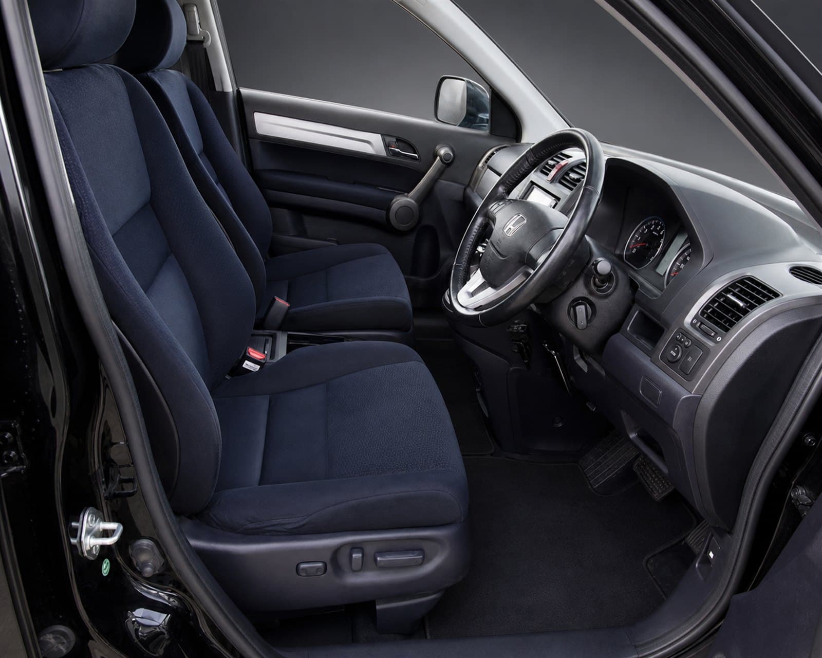 Right-hand-drive front cabin of the Honda CR-V